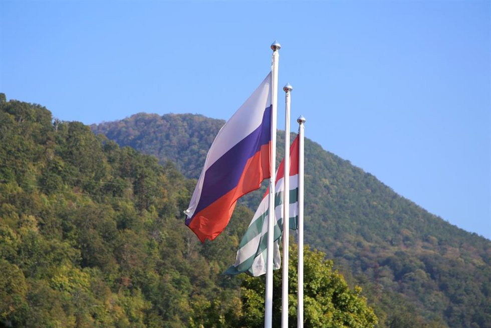 Archivo - Banderas de Rusia y Abjasia