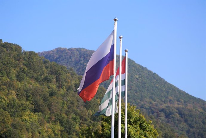 Archivo - Oct 21, 2019 - Gagra, Abkhazia - On the background of the Caucasus mountains you can see Russian and Abkhazian flags together.