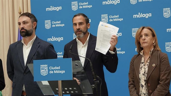 EL portavoz socialista en el Ayuntamiento de Málaga, Daniel Pérez, en una rueda de prensa.