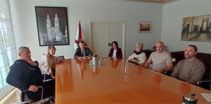 El alcalde de Logroño, Conrado Escobar, ha mantenido una reunión con los adquirentes de los siete inmuebles del Casco Antiguo