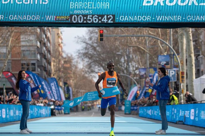 El atleta ugandés Jacob Kiplimo, al finalizar la media maratón de Barcelona, a 16 de febrer de 2025