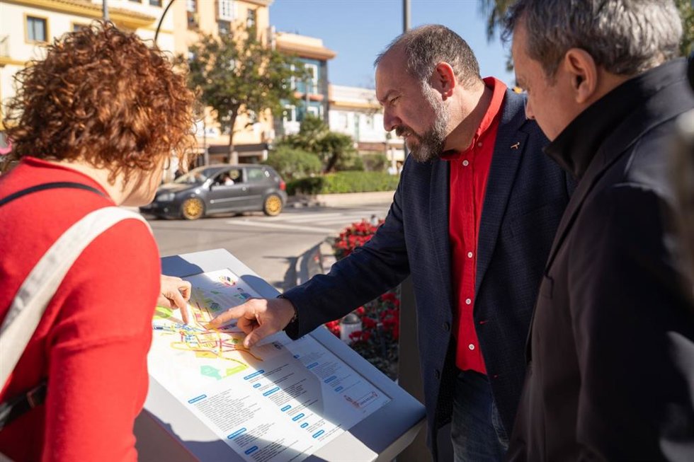 El concejal de Comercio, Raúl Campos, y el presidente de ACCAB, Jesús Fortes, han presentado la actuación.