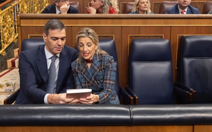 El presidente del Gobierno, Pedro Sánchez y la vicepresidenta segunda y ministra de Trabajo, Yolanda Díaz, durante una sesión de control, Congreso de los Diputados, a 12 de febrero de 2025, en Madrid (España).