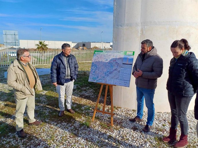 El secretario general de Desarrollo Sostenible, Coordinación y Planificación Hídrica, Víctor del Moral, acompañado del alcalde y concejales del equipo de Gobierno visitan los trabajos que se están llevando a cabo