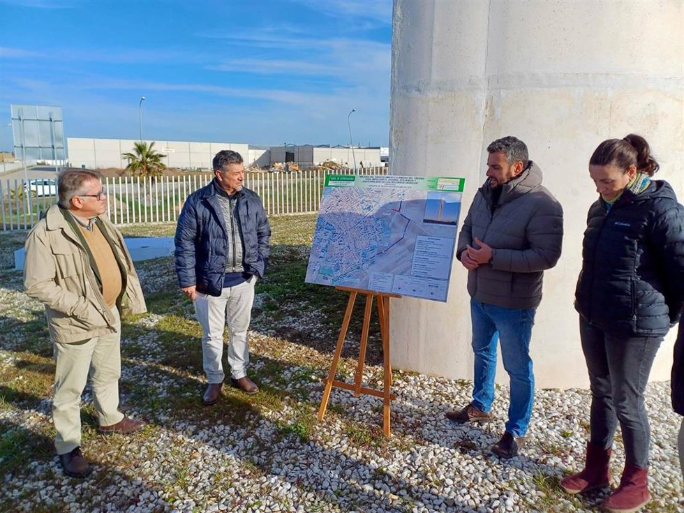 El secretario general de Desarrollo Sostenible, Coordinación y Planificación Hídrica, Víctor del Moral, acompañado del alcalde y concejales del equipo de Gobierno visitan los trabajos que se están llevando a cabo