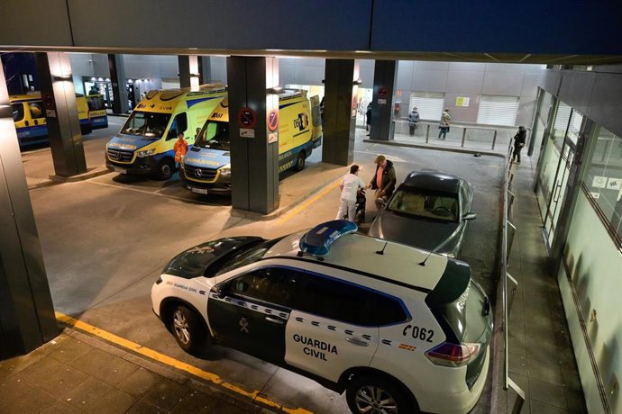 Un vehículo de la Guardia Civil en las Urgencias del Complejo Hospitalario Universitario de A Coruña, a 3 de febrero de 2025, en A Coruña, Galicia (España). Un paciente ha agredido con un arma blanca a un enfermero y a un guardia de seguridad en el servic