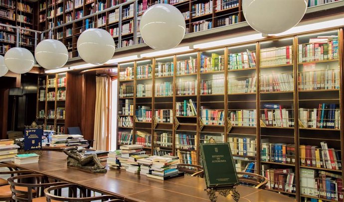 Archivo - Imagen de archivo de una bblioteca de la Asamblea de Extremadura.