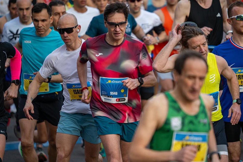 El presidente de la Generalitat de Catalunya, Salvador Illa, en la eDreams Mitja Marató de Barcelona, a 16 de febrero de 2025