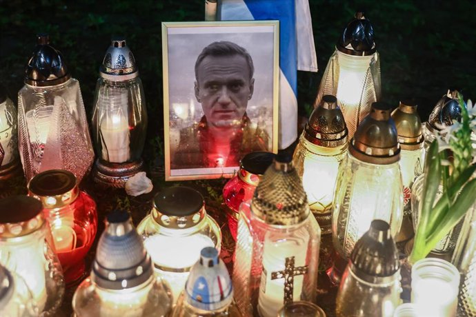 Archivo - Arquivo - 1º de março de 2024, Cracóvia, Polônia: Flores e velas são vistas em uma homenagem a Alexei Navalny em frente ao Consulado Geral da Rússia em Cracóvia, Polônia, em 1º de março de 2024. Navalny, 47 anos, político da oposição russa, morr