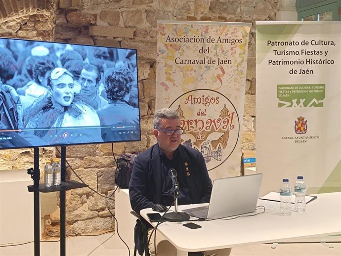 Imagen de la conferencia 'El Carnaval de Jaén: el resurgir tras la dictadura' presentada por Cristóbal Orihuela.