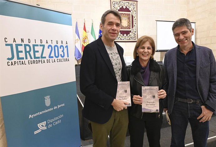 Rubén Amón (i), María José García-Pelayo y Paco Reyero (d).