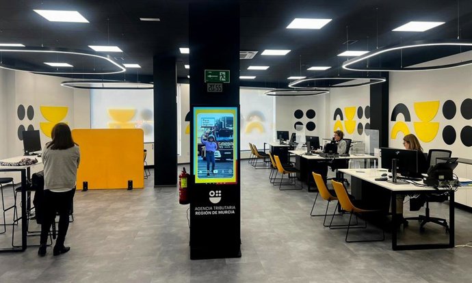 Casi una veintena de oficinas de la red que la Agencia Tributaria de la Región de Murcia tiene en los municipios se han adaptado ya al modelo de oficina 'store'.