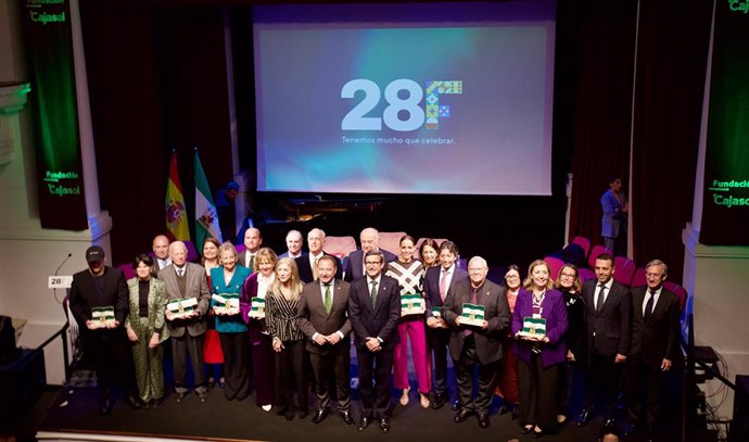 Foto de familia tras el acto de entrega de las Banderas de Andalucía correspondiente a la edición del pasado año.