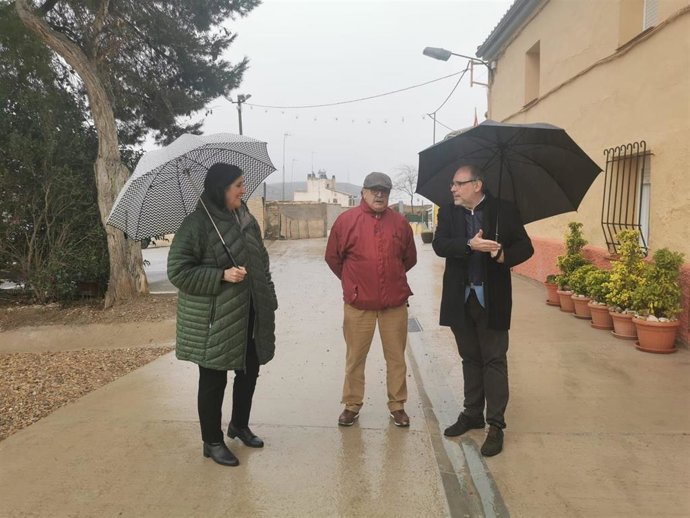 El consejero de Participación y Régimen Interior, Alfonso Mendoza, a la derecha, junto a la concejal delegada de Barrios Rurales, Paloma Espinosa, y el alcalde de Alfocea, Gonzalo Aragüés, en el centro, durante su visita a la zona renovada de Alfocea.