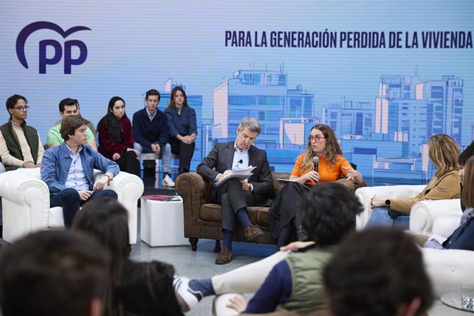 O presidente do Partido Popular, Alberto Núñez Feijóo (c), durante uma reunio com representantes de associaes de jovens, no Espacio Downtown, em 7 de fevereiro de 2025, em Madri (Espanha). Durante a reunio, o líder do Partido Popular abordou o probl