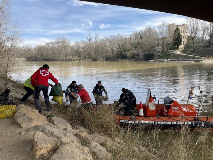 Voluntarios retiran más de 200 kilos de residuos del Pisuerga en Valladolid