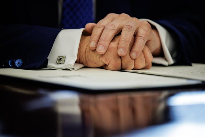 14 de fevereiro de 2025, Washington, Distrito de Colúmbia, EUA: O presidente dos Estados Unidos, Donald Trump, assina duas ordens executivas no Salão Oval da Casa Branca, em 14 de fevereiro de 2025, em Washington, D.C. As ordens executivas assinadas hoje 