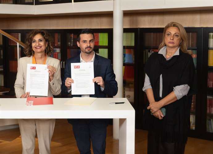Archivo - Arquivo - (E-D) A Ministra interina das Finanças e Secretária Geral Adjunta do PSOE, María Jesús Montero, o Secretário de Organização da Coalición Canaria, David Toledo, e a porta-voz da Coalición Canaria no Congresso, Cristina Valido, durante a