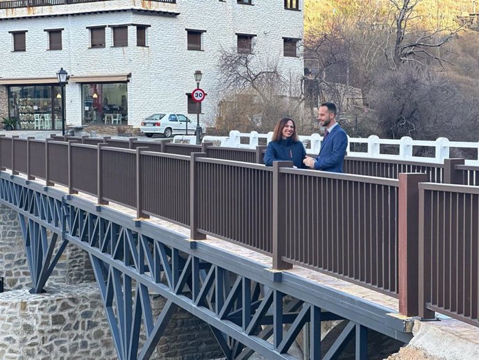 Imagen de la consejera de Fomento, Rocío Díaz, y el alcalde de Trévelez, Adrián Gallegos, en su visita a las dos nuevas pasarelas ciclopeatonales de los puentes de la carretera A-4132.