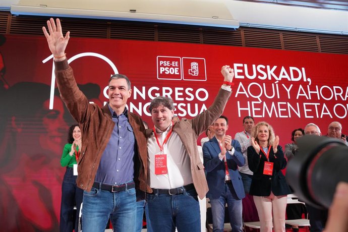 O Secretário-Geral do PSOE e Presidente do Governo, Pedro Sánchez (à esquerda), e o Secretário-Geral do PSE-EE, Eneko Andueza (à direita), durante o 10º Congresso do PSE-EE, no Centro de Conferências e Auditório Kursaal, em 15 de fevereiro de 2025, em San