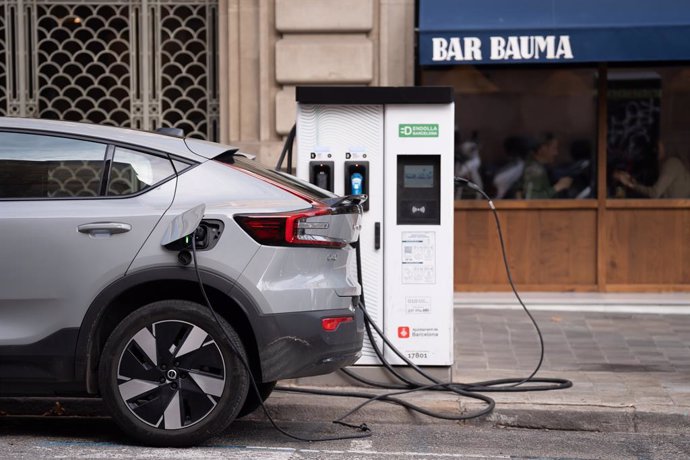 Un cotxe en un punt de càrrega públic per a cotxes elèctrics