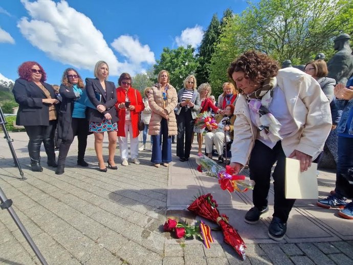 Instalación de un 'Stolpersteine' en Asturias