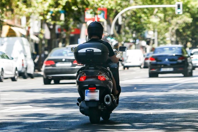 Archivo - Un hombre circula en su moto.