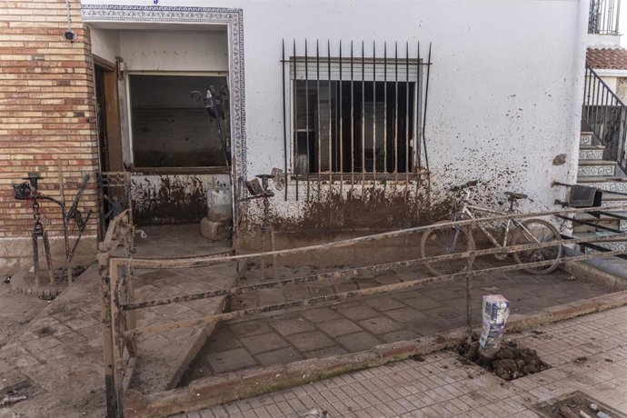 Archivo - El exterior de una casa del barrio de la Fuente, a un mes del paso de la dana por Valencia, a 29 de noviembre de 2024, en Utiel (Valencia)