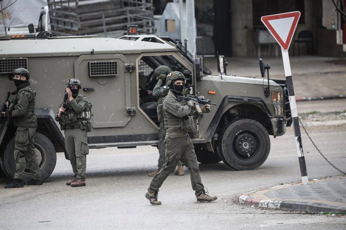 February 11, 2025, Nablus, West Bank, Palestine: Israeli commandos take positions during a military operation in the Masaken al-Sha'biya neighborhood. Israeli special forces raided a commercial store in the Masaken al-Shaabiya neighborhood east of the Wes