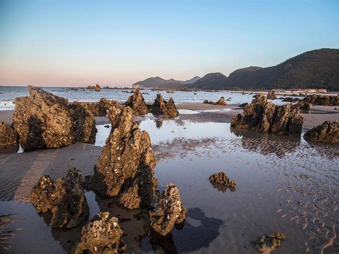 Archivo - Playa de Trengandín, en Noja