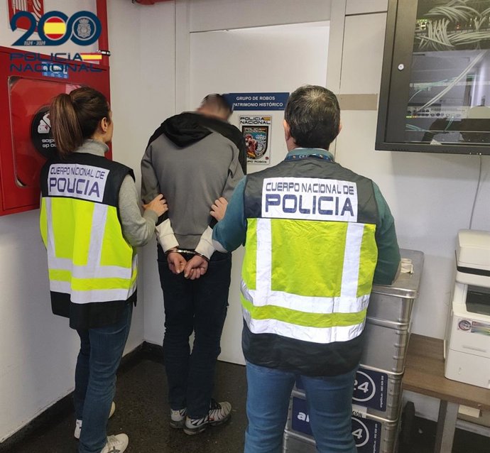 Agentes de la Policía Nacional junto al hombre detenido por diversos robos contra el patrimonio en Mallorca