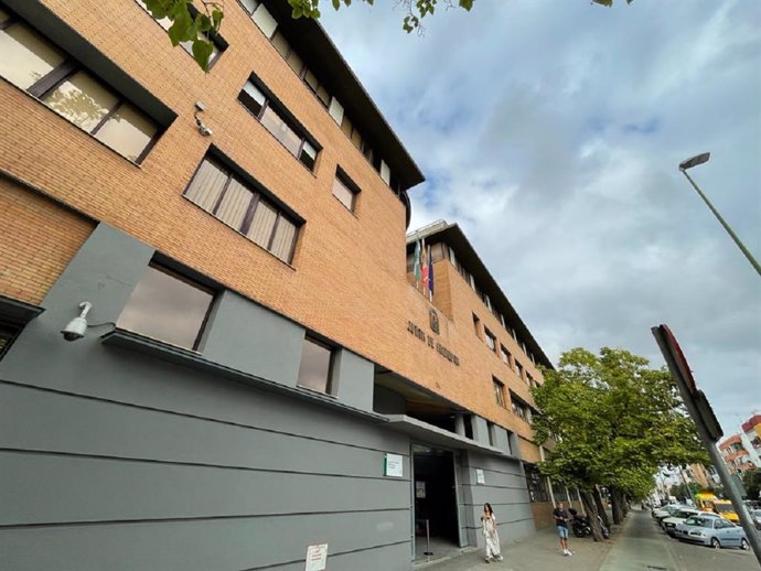 Archivo - La Junta quita la custodia de unos trillizos a sus padres a los que había ya retirado otros cinco hijos en Sevilla