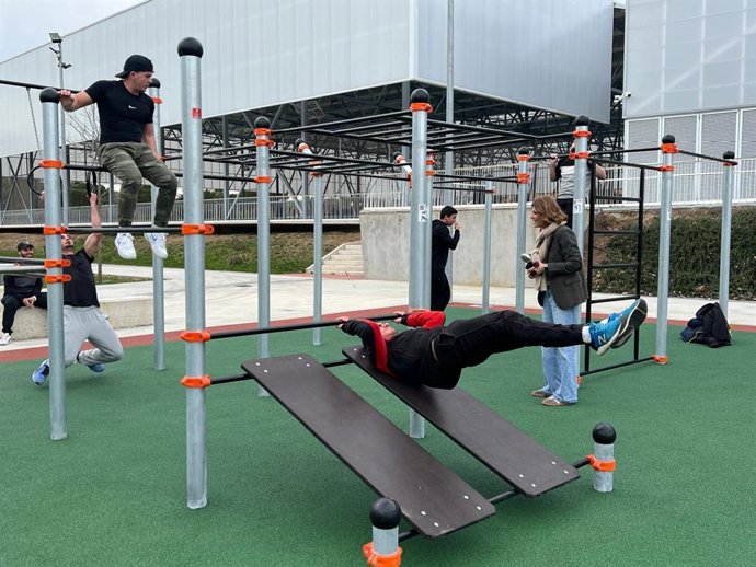 La teniente de alcalde, Almudena Parres, en el parque de calistenia