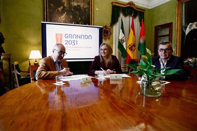 Imagen de la alcaldesa de Granada, Marifrán Carazo,  junto al  director del Patronato de la Alhambra y Patronato de la Alhambra y el Generalife, Francisco Rodrigo, por el manifiesto de adhesión del proyecto 'Granada Capital Europea de la Cultura 2031'.