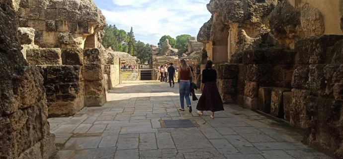 Visitantes en el conjunto arqueológico de Itálica