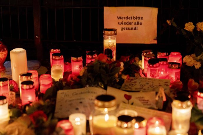 15 de fevereiro de 2025, Munique, Bavária, Alemanha: Placa dizendo Werdet bitte wieder alle gesund! - Por favor, todos fiquem bem novamente! Na comemorao com flores e velas no local de um suposto ataque terrorista na capital da Baviera, Munique, em 13
