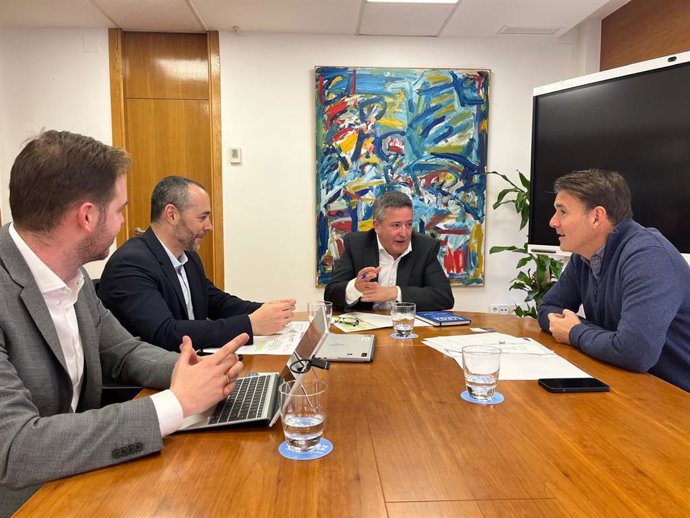 El secretario general de Medio Ambiente, Universidades, Investigación y Mar Menor, Enrique Ujaldón; el DG de Medio Ambiente, Juan Antonio Mata; y el DG de Industria, Federico Miralles; con el director del Colegio de Químicos, Federico Miralles