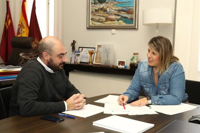 La alcaldesa con el director de la Cátedra de Vivienda de la UPCT