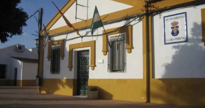 Fachada del Consistorio de La Zarza-Perrunal, como imagen de recurso.