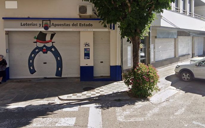 Exterior de l'adminsitración de Loteries número 2 de Tremp (Lleida), al juliol de 2024