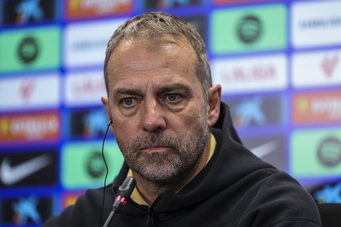 Hansi Flick, técnico do FC Barcelona, participa de sua coletiva de imprensa durante o dia de treinamento do FC Barcelona antes da partida de futebol da Liga Espanhola, La Liga EA Sports, contra o Sevilla CF na Ciudad Esportiva Joan Gamper em 08 de feverei
