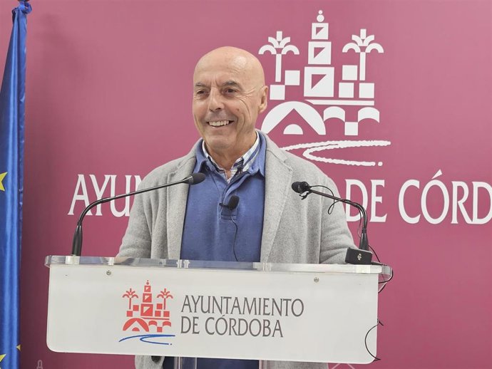 El portavoz socialista en el Ayuntamiento de Córdoba, Antonio Hurtado, en una rueda de prensa.