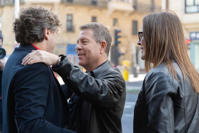 El presidente de Castilla-La Mancha y secretario regional del PSOE, Emiliano García-Page, y la vicesecretaria general del PSOE en Toledo, Esther Padilla, en el 10º Congreso de PSE-EE en San Sebastián.
