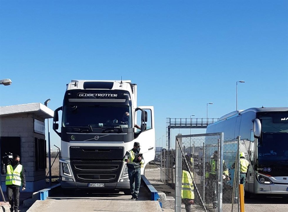 Agentes de la DGT inspeccionan un camión en el marco de una campaña de vigilancia de estos vehículos en las carreteras andaluzas.