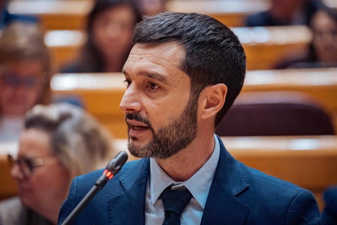 Archivo - El ministro de Derechos Sociales, Consumo y Agenda 2030, Pablo Bustinduy, interviene durante una sesión de control al Gobierno en el Senado, a 11 de febrero de 2025, en Madrid