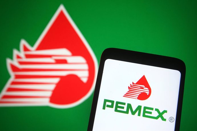 Archivo - June 3, 2021, Ukraine: In this photo illustration, a Pemex (Mexican Petroleum) logo is seen on a smartphone and a pc screen in the background.