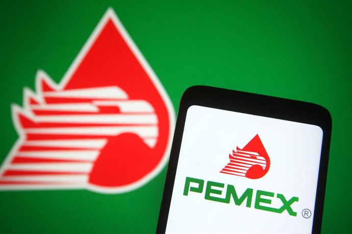 Archivo - 3 de junho de 2021, Ucrânia: Nesta ilustração fotográfica, um logotipo da Pemex (Mexican Petroleum) é visto em um smartphone e uma tela de computador ao fundo.