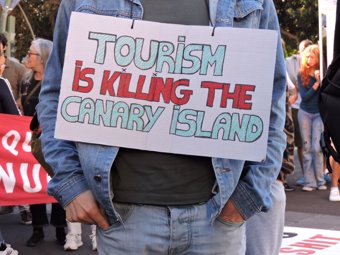 Manifestantes acuden a la convocatoria de 'Canaria