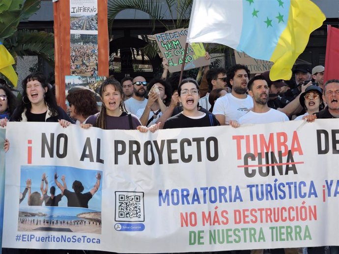 Asistentes a la protesta convocada por 'Canarias tiene un límite' ante un congreso de industria turística en Santa Cruz de Tenerife. A 16 de febrero de 2025, en Santa Cruz de Tenerife