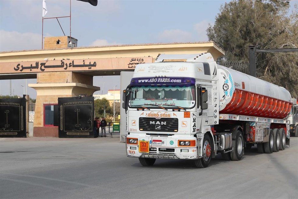 Un camión en el paso de Rafá, entre Egipto y Gaza